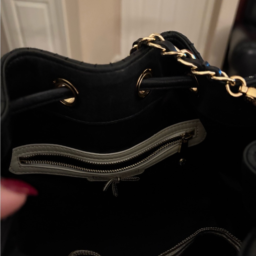 Henri Bendel Elegant Black Quilted leather Bucket Bag.  Excellent condition. - Picture 6 of 6